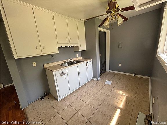 3rd image of 3128 Sloan St