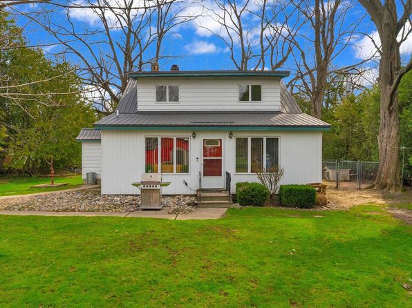 1121 S Lakeshore Rd, Carsonville, MI 48419