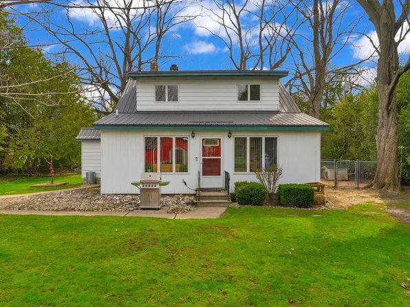 1121 S Lakeshore Rd, Carsonville, MI 48419