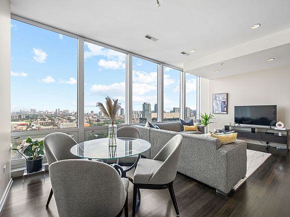5th image of 500 W Superior St Unit 1902