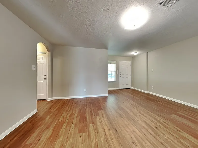 4 bed, 2.5 bath, 1917 sqft, $1,899 — Photo 3