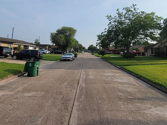 4th image of 11002 Carlton Dr
