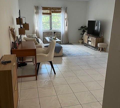 3rd image of 1950 N Andrews Avenue #210d