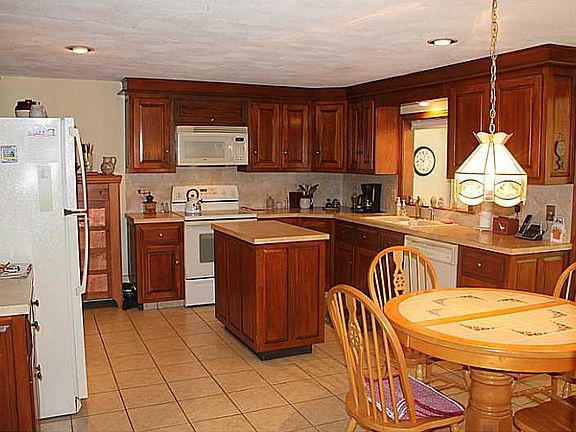 5th image of 12 Woodvale Dr