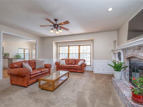 4th image of 15501 Outlook St