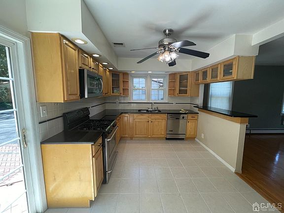5th image of 220 Dunhams Corner Rd