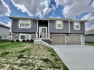 904 SW Chickadee Dr, Oak Grove, MO 64075