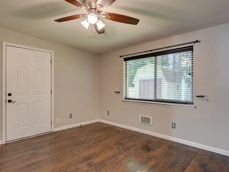899 SW 13th Ave — Photo 12