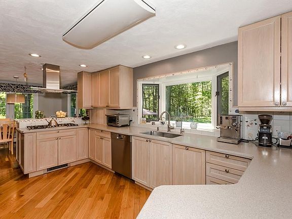 3rd image of 75 Saxony Dr