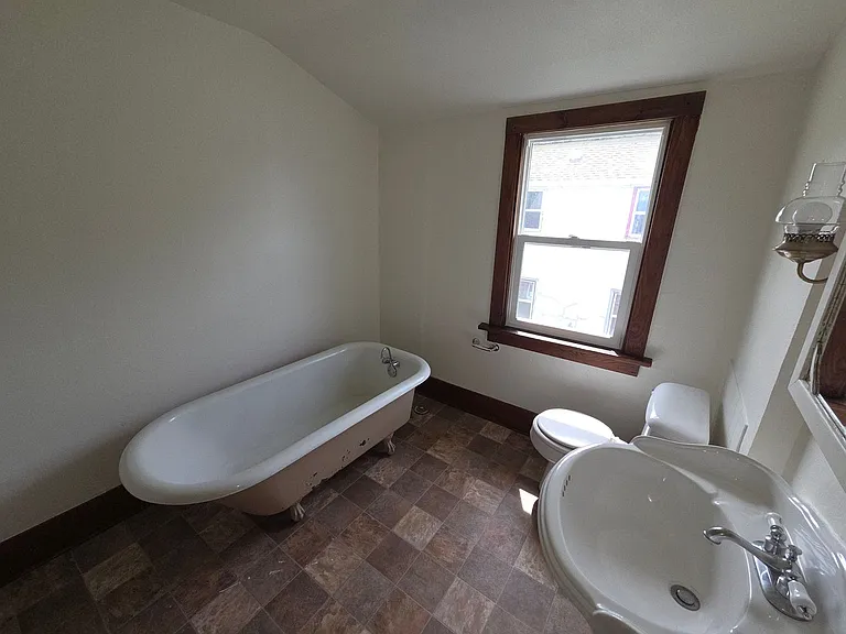 1128 W State St — Photo 9