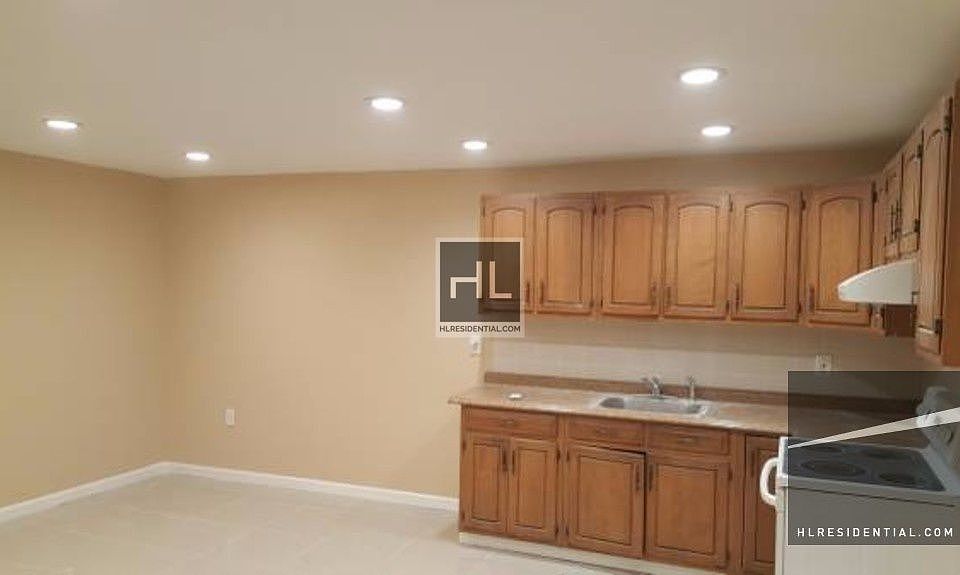 2nd image of 76 Stanhope St Unit 1