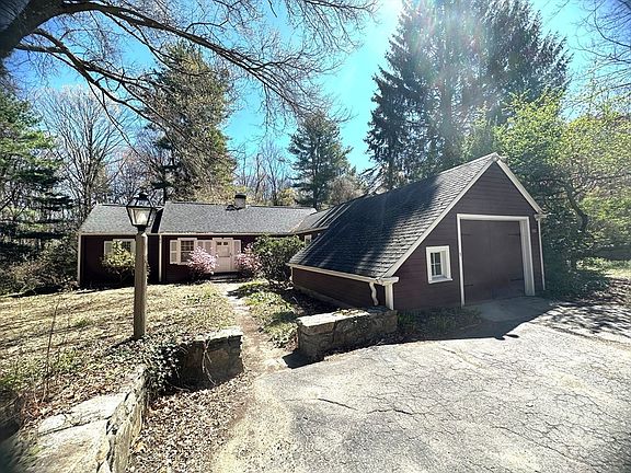 2nd image of 132 Ruggles St