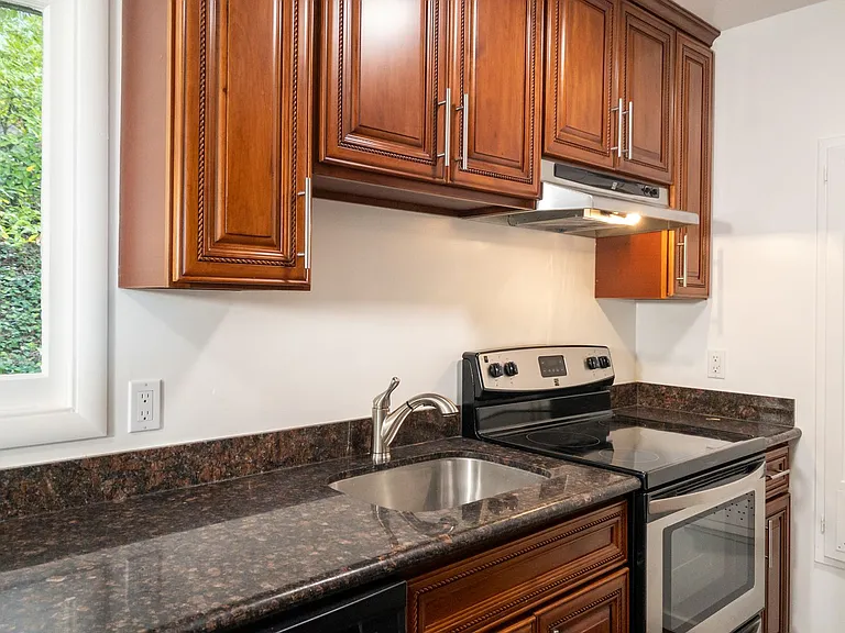 1br/1ba Charmer! Bay Views And Parking! Laundry On-Site! Balcony! Progressive — Photo 8