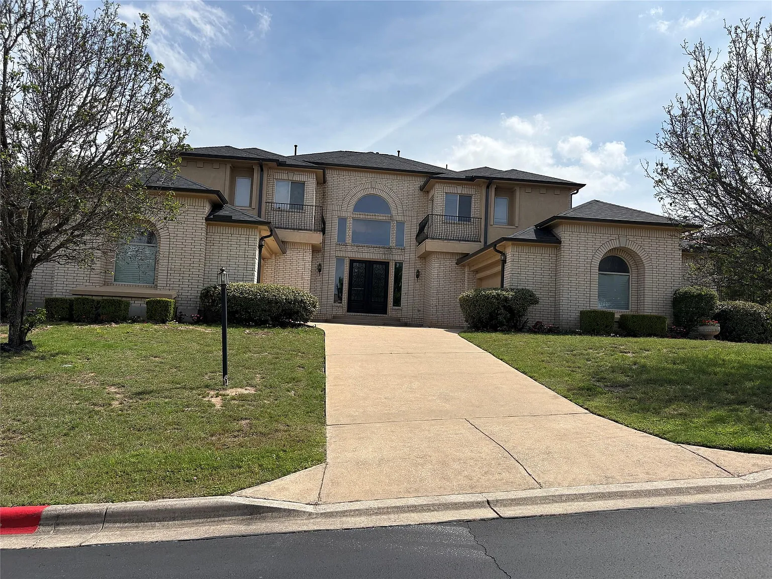 5 bed, 4.5 bath, 5069 sqft, $6,300 — Photo 2