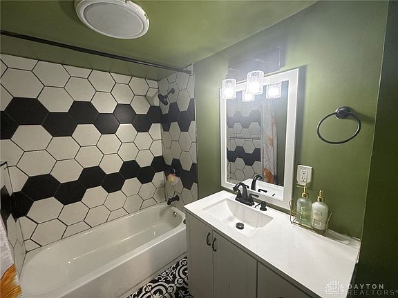 5th image of 1125 W High St