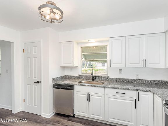 3rd image of 2862 Wanda Dr