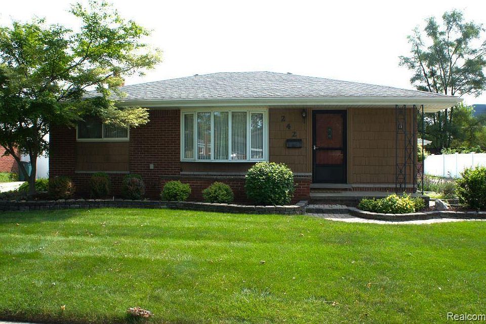 1st image of 242 Redwood Dr