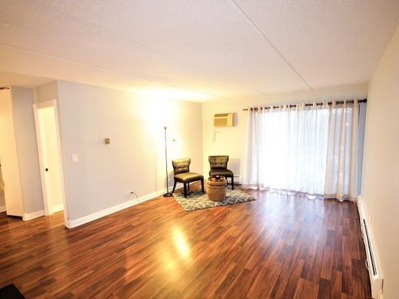 3rd image of 300 W Fullerton Ave