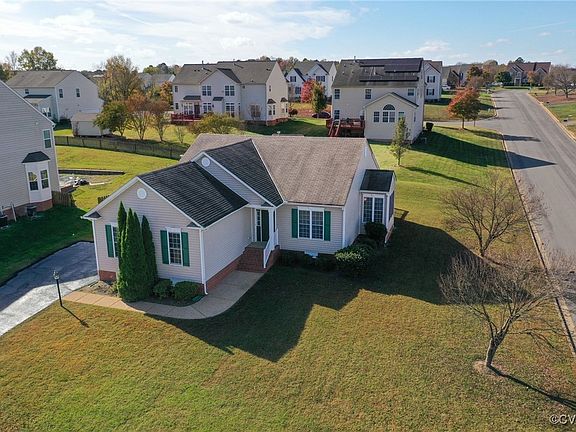 3rd image of 921 Winding Trail Ln