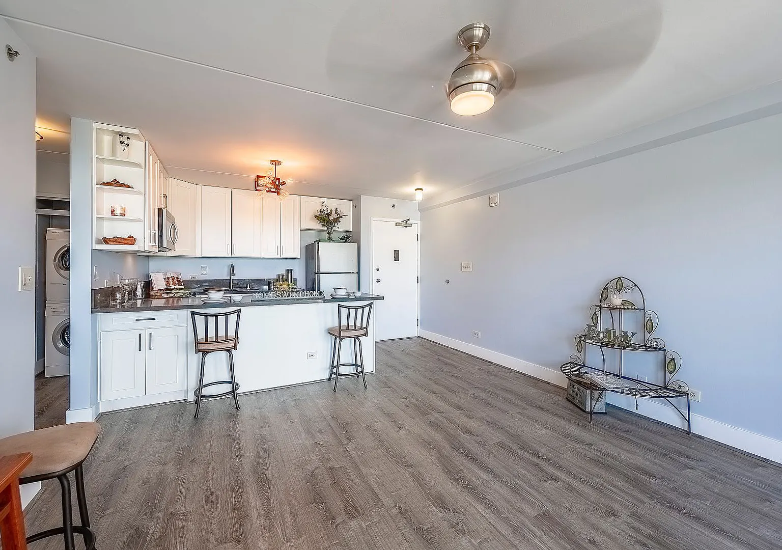 Lovely Renovated 2 Bedroom Condo — Photo 4