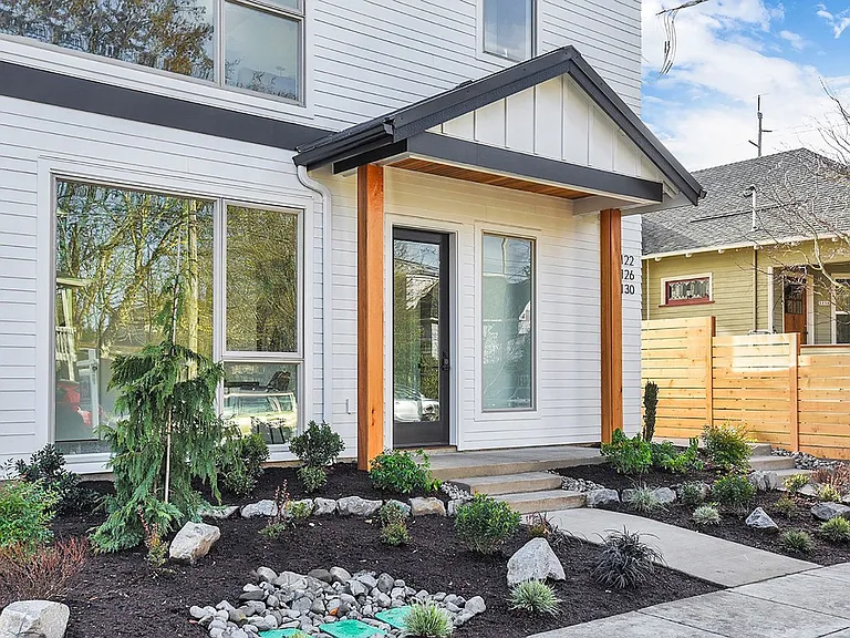 1126 SE Tenino St — Photo 2