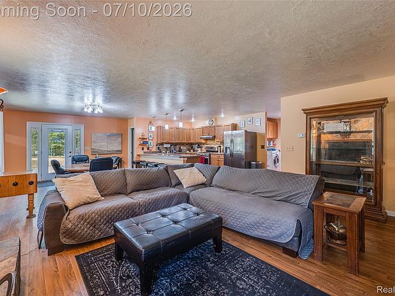 5th image of 1829 W Scribner Rd