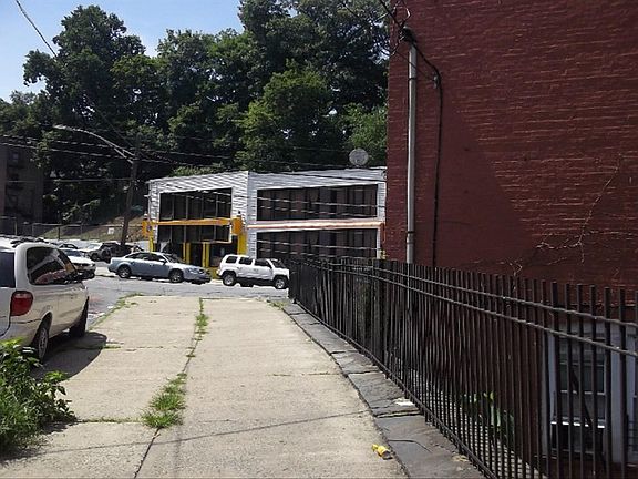 4th image of 245 McLean Ave