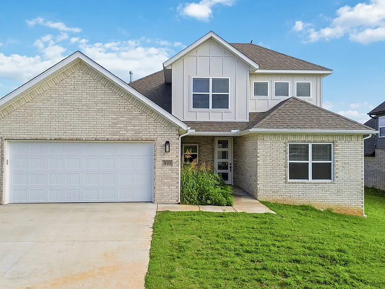 910 Trestle Ln — Photo 3