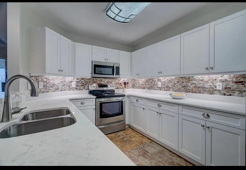 1040 Bridgeport Way — Photo 4