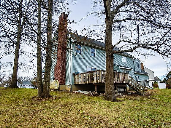 4th image of 8 Thistle Dr