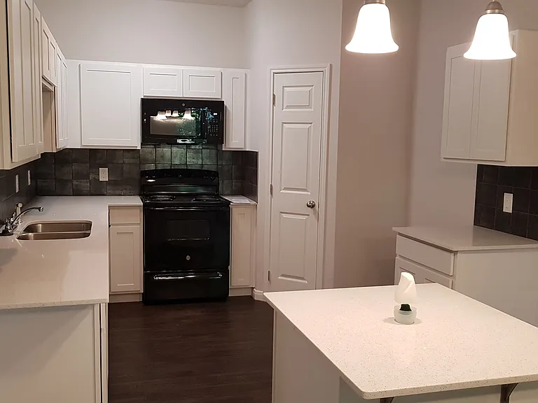 712 Circle Diamond Ln — Photo 8
