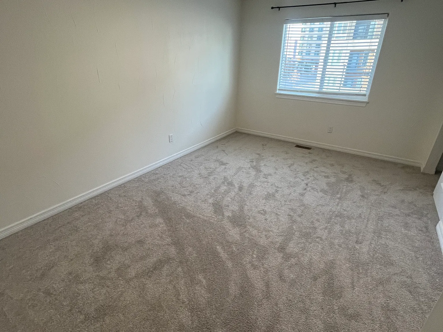 4 bed, 2412 sqft, $900 — Photo 3