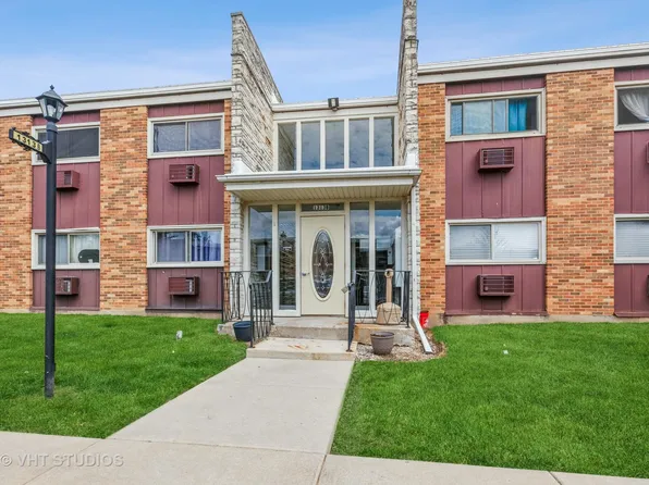 1313B S Rebecca Rd APT 215, Lombard, IL 60148