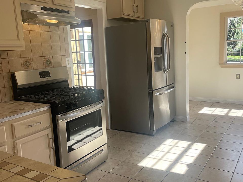 1st image of 827 N Laurel Ave