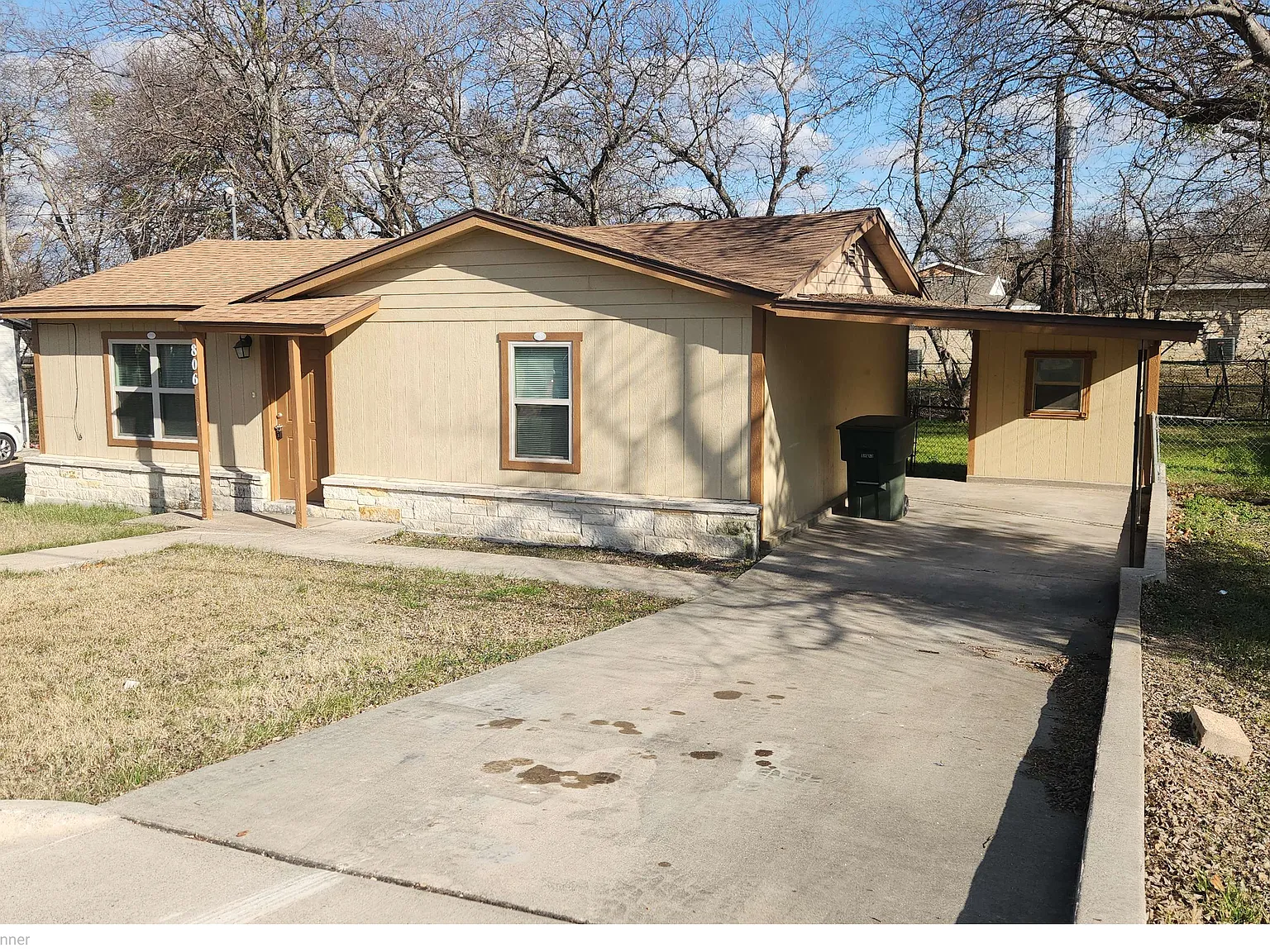 806 Houston — Photo 1