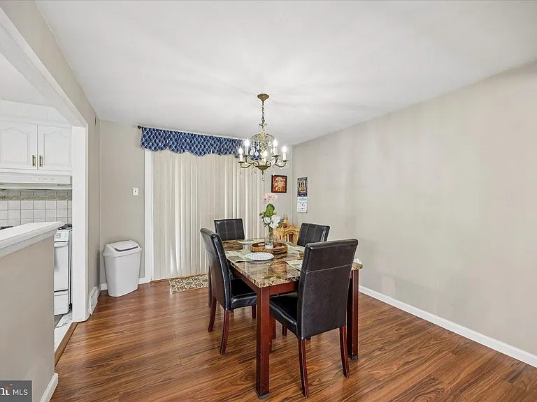 805 Selma St — Photo 9