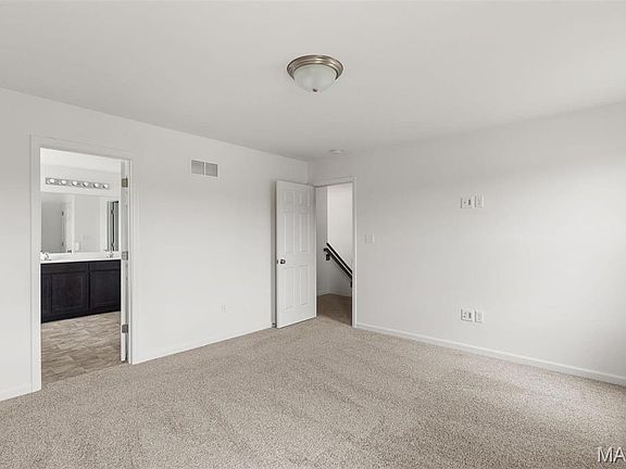 3rd image of 402 Yellow Rose Ct