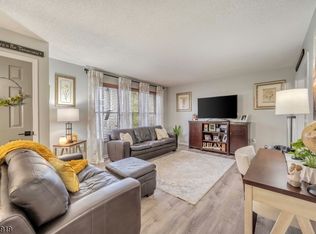 16 Burlington Ct, Hamburg, NJ 07419