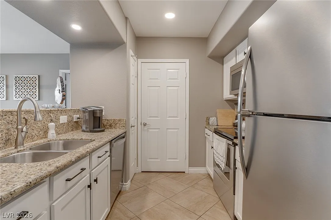 2 bed, 2.0 bath, 1046 sqft, $2,145 — Photo 1