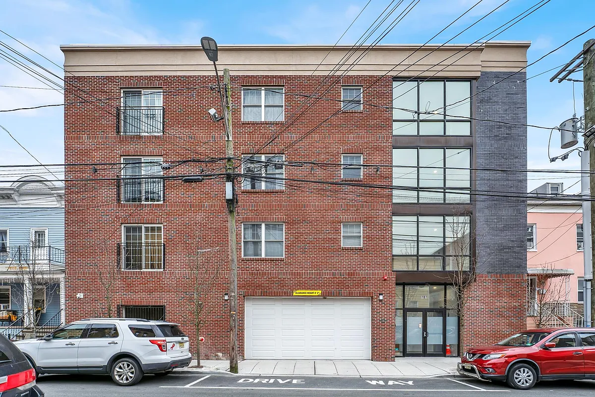 Building Photo - 707 28th St #101