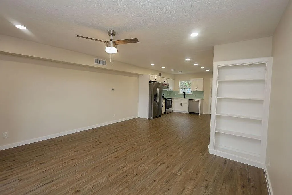 2 bed, 1.5 bath, 8320 sqft, $1,450 — Photo 4