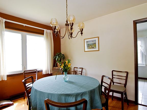 5th image of 842 S Villa Ave