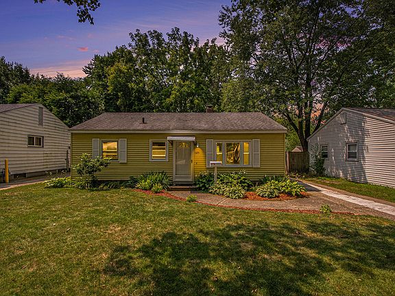 2nd image of 1329 Eastern Pl NE