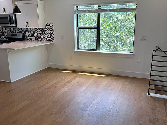 3rd image of 1128 Chicon St Unit 200