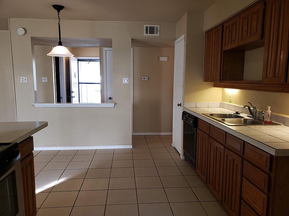 1st image of 934 Highcrest Dr