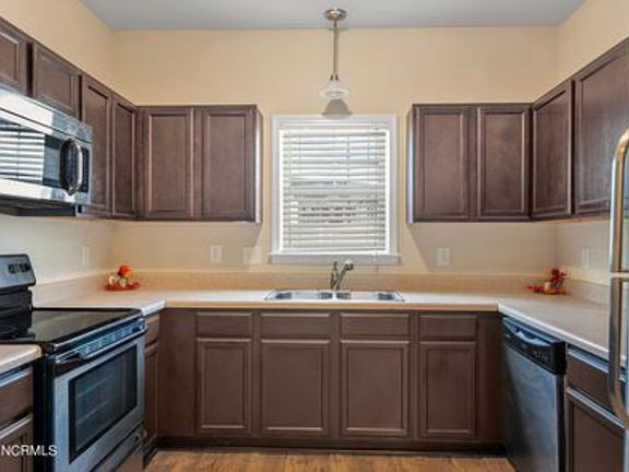 3rd image of 110 Waterstone Ln