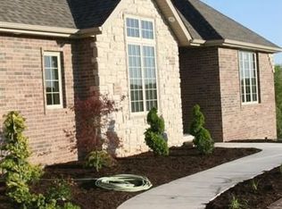 924 S Caliburn Dr, Nixa, MO 65714