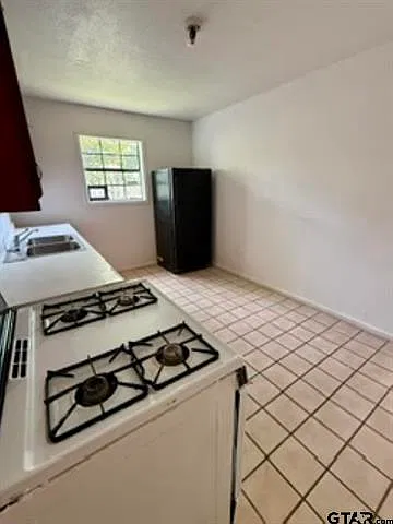 2 bed, 700 sqft, $800 — Photo 2
