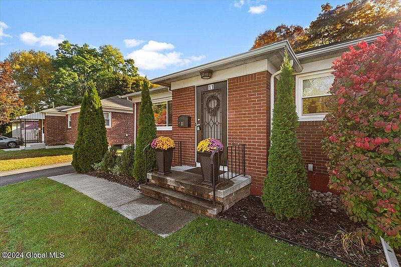 3rd image of 11 Hillcrest Avenue
