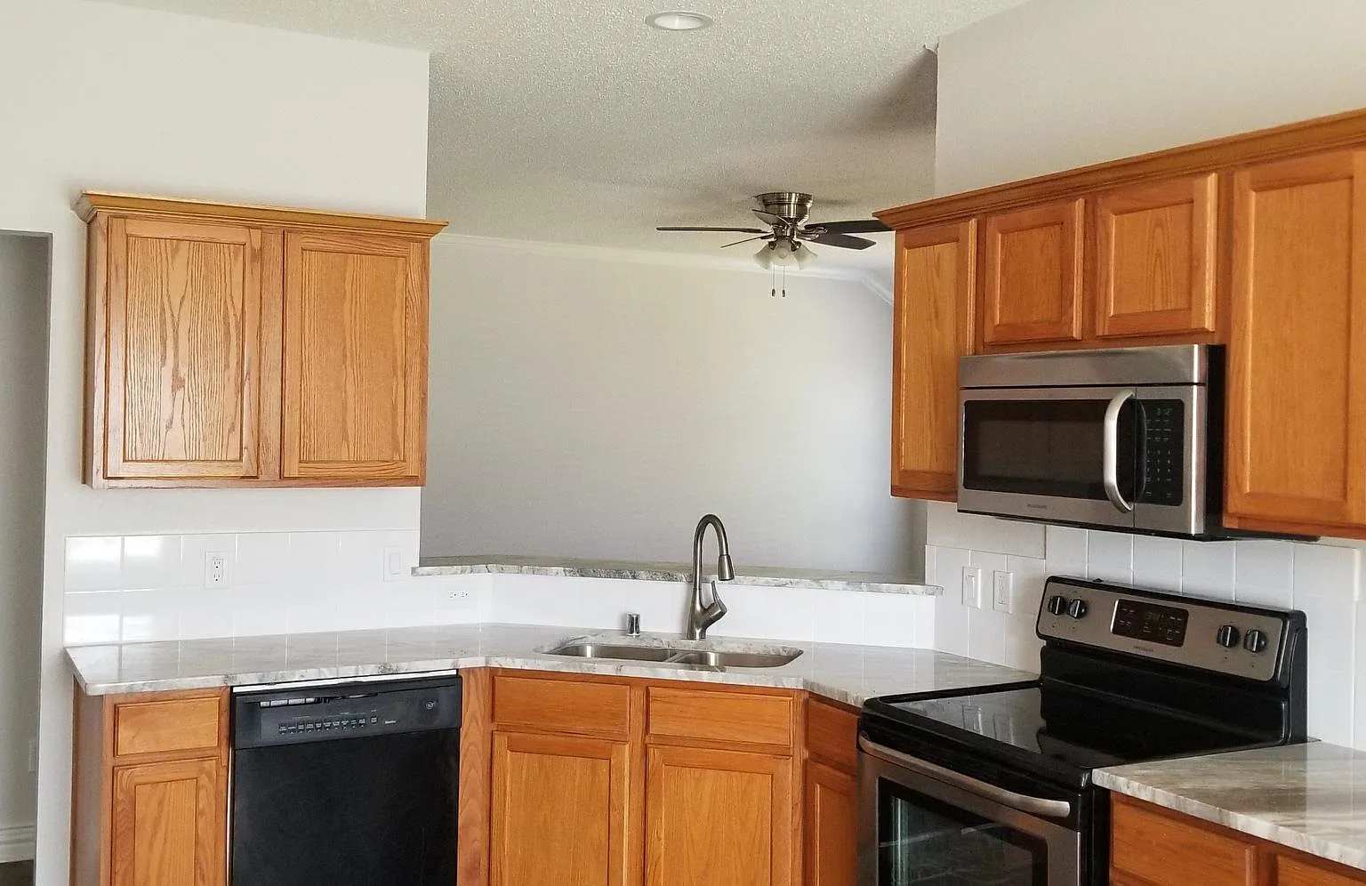 229 Stanley Dr — Photo 2